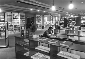 读者正在书店内安静地阅读。河南省新华书店发行集团 供图